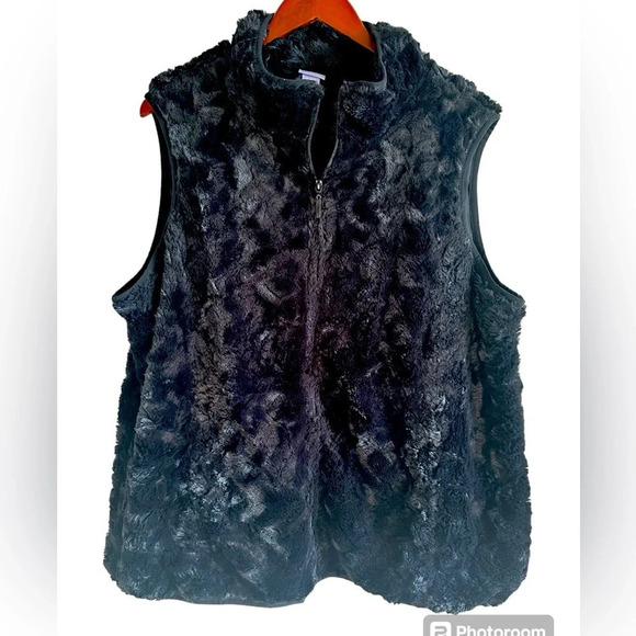 Laura Scott Jackets & Blazers - Laura Scott Woman’s Vegan Fur black zip up vest. Size 2x